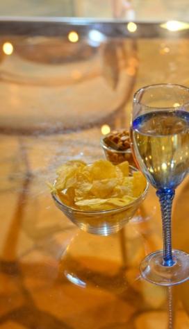 Due bicchieri di cocktail con patatine su un tavolo all'aperto.