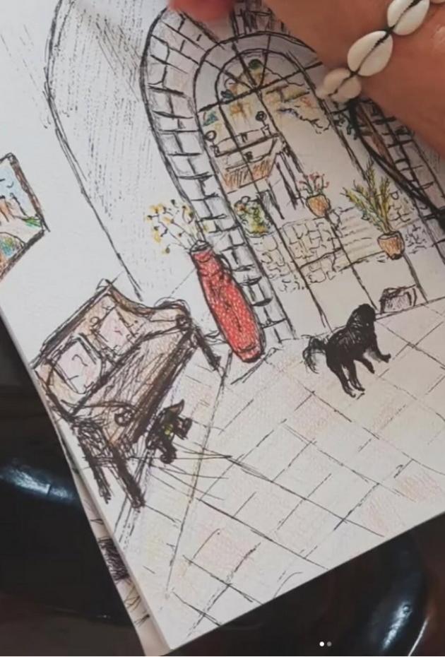 Disegno di un interno con arco, piante e un cane nero.