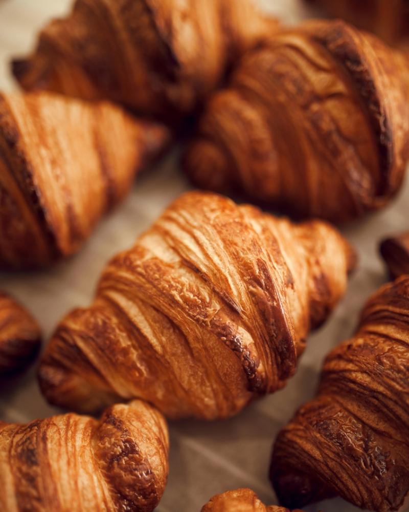 Croissant dorati e sfogliati, perfetti per una colazione deliziosa e fragrante.